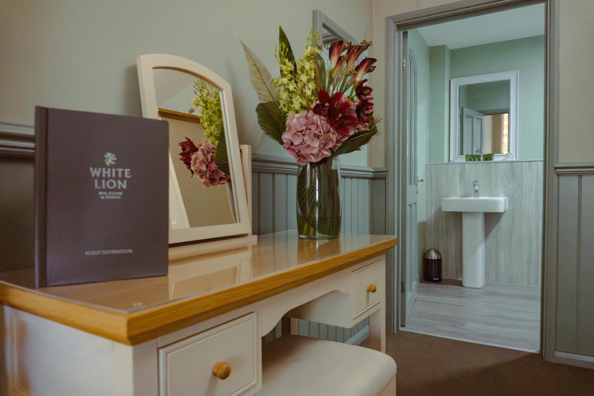 White Lion Hotel Хебдън Бридж Екстериор снимка